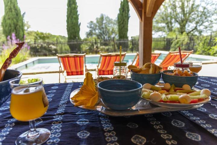 Location de vacances pour 8 personnes, avec terrasse ainsi que piscine et jardin à Savignac-de-Miremont - 4