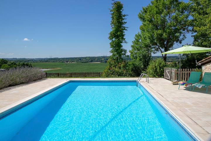 Location de vacances pour 8 personnes, avec jardin et terrasse à Mazières-Naresse