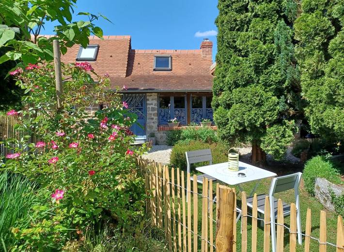 Gîte Belle: piscina compartida, terraza común y Wi-Fi in Saint-Denis-de-Villenette, Parc naturel régional Normandie-Maine