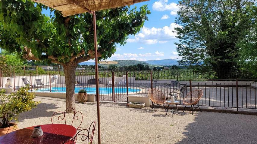 Appartement de vacances pour 2 personnes, avec terrasse et vue ainsi que piscine et jardin