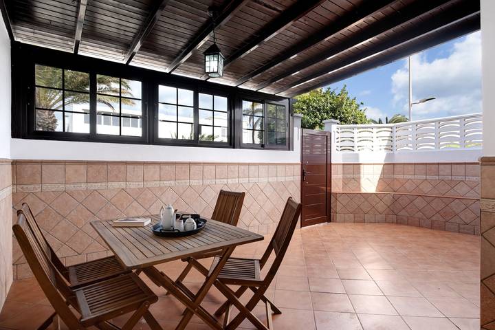 Appartamento intero, Appartamento per vacanze "White Sun" con terrazza privata e Wi-Fi in Playa Honda, San Bartolome