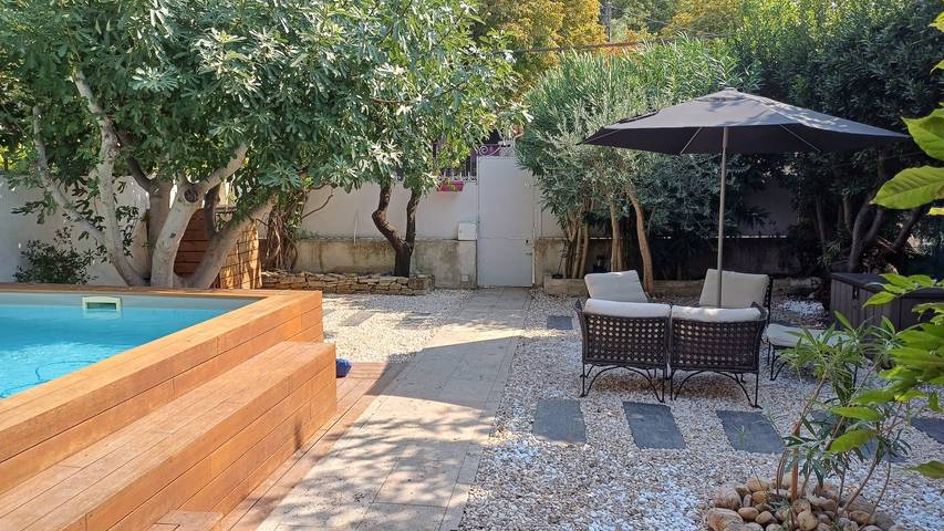 Feriehus for 9 personer, med Terrasse og Hage i tillegg til Badebasseng i Avignon