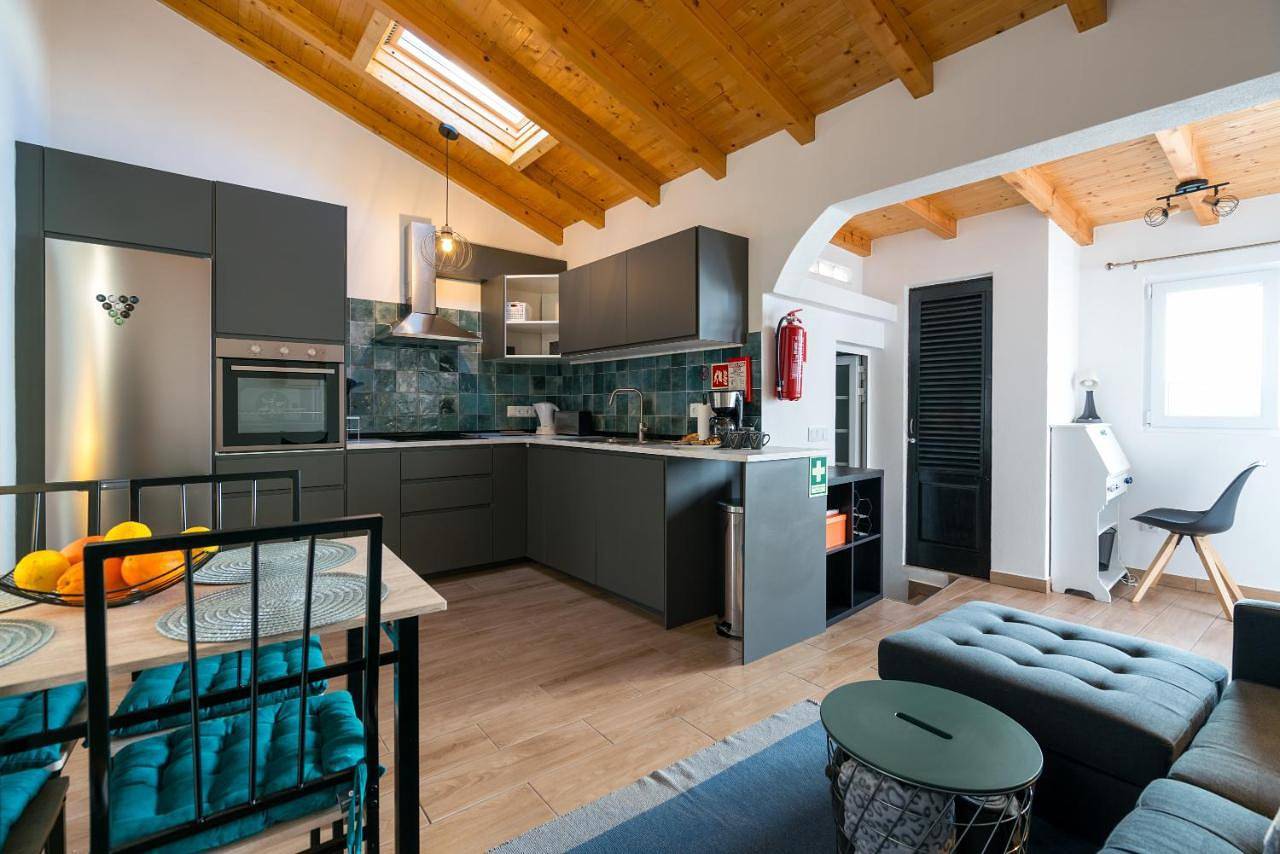 A Charming Village Retreat Casa Kaz in Budens, Distrito de Faro