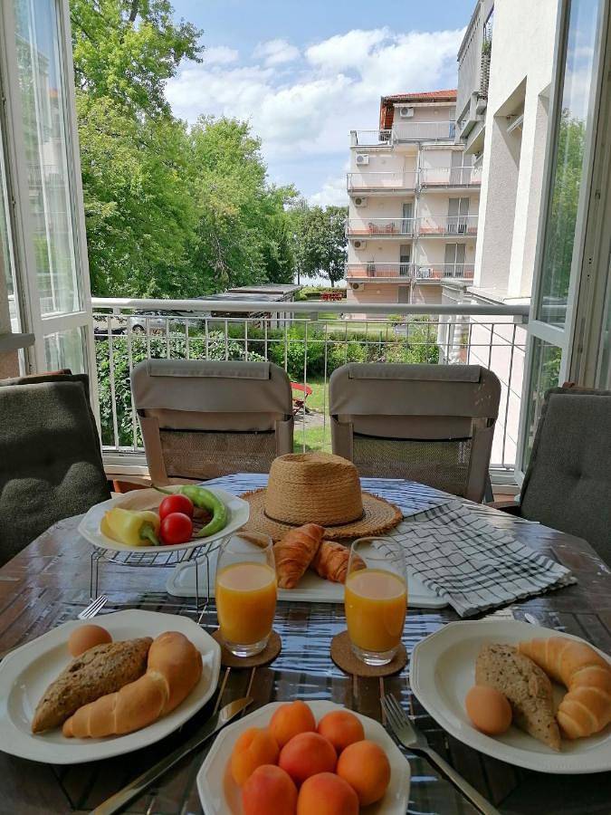 Ferienwohnung für 6 Personen, mit Seeblick und Ausblick sowie Garten in Siofok