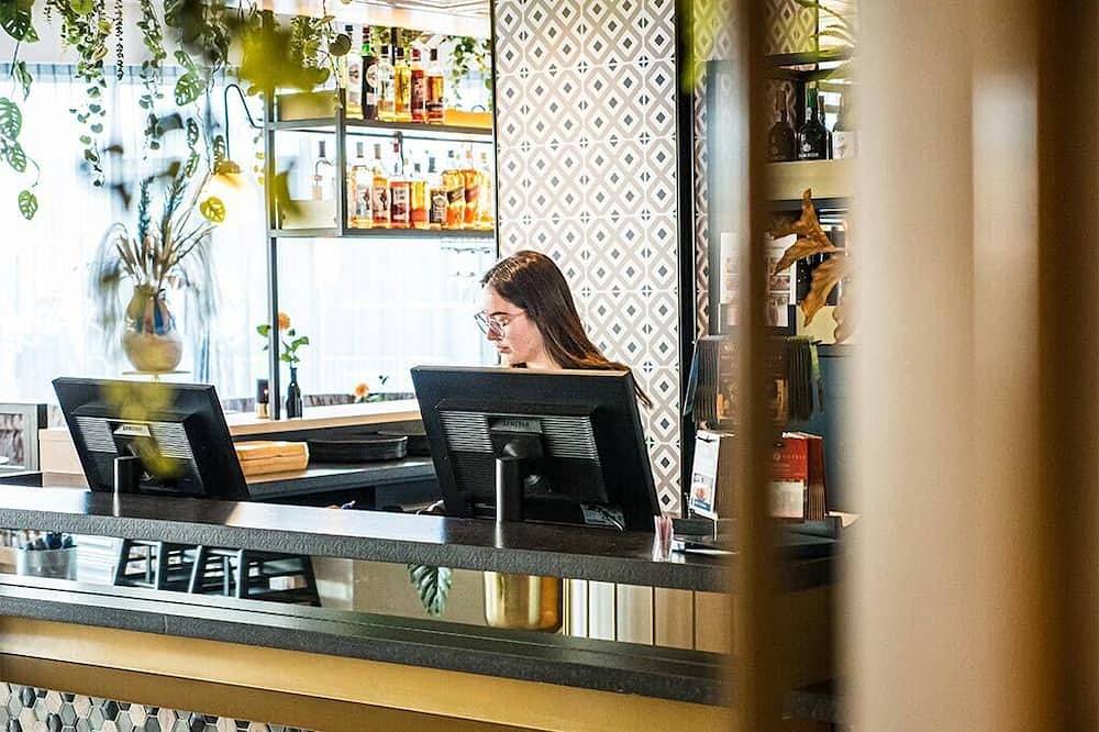 Serene Getaway w/modern amenities near City center, Local sites & Seaside access in Scheveningen, Den Haag