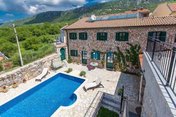 Villa für 14 Personen, mit Pool und Ausblick sowie Garten und Sauna, mit Haustier in Crikvenica
