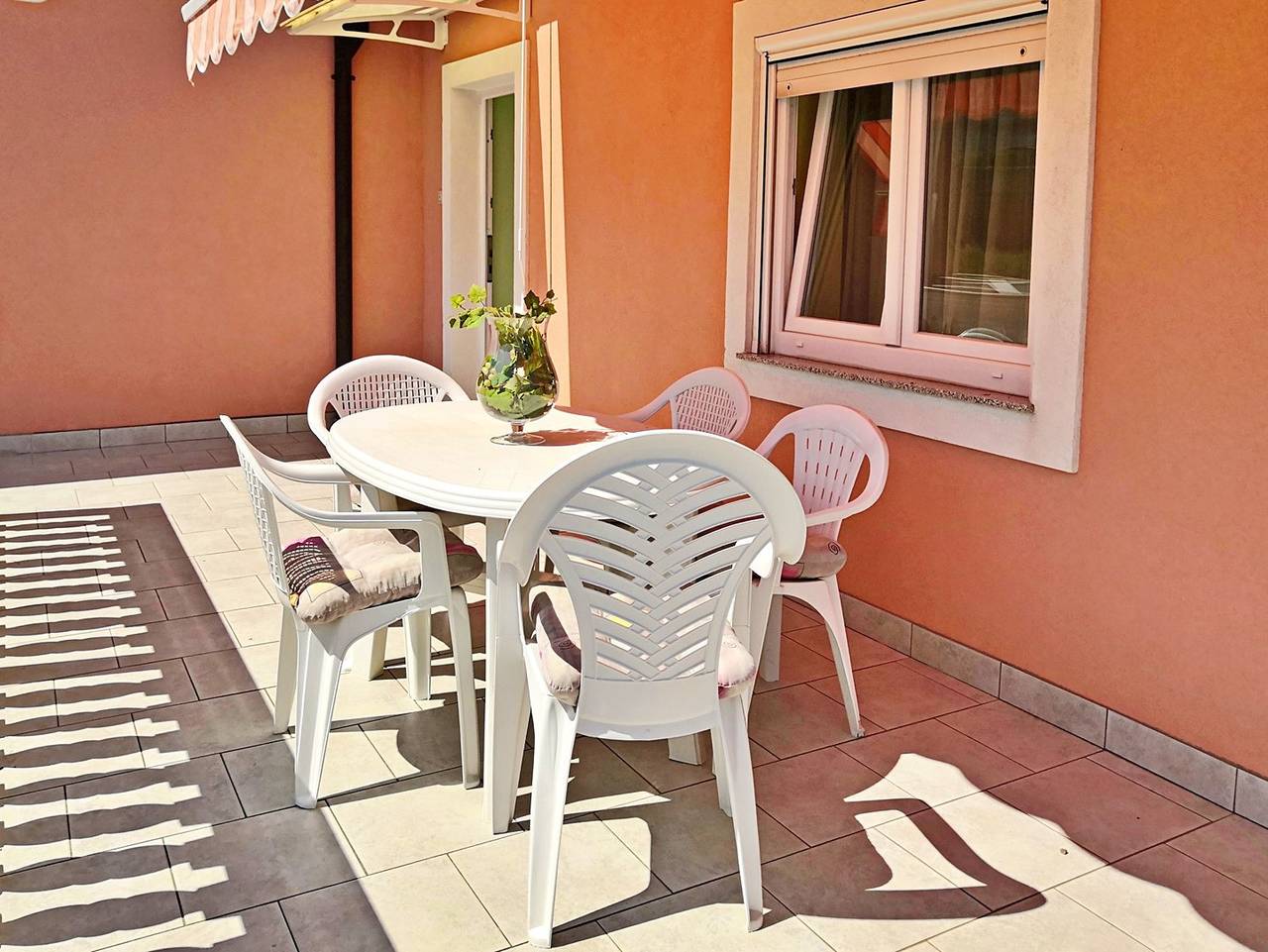 Ganze Wohnung, Apartment Radosna - 370 Meter vom Meer entfernt, drei Schlafzimmer, zwei Badezimmer, privater Parkplatz, Grill in Silo (Krk), Krk
