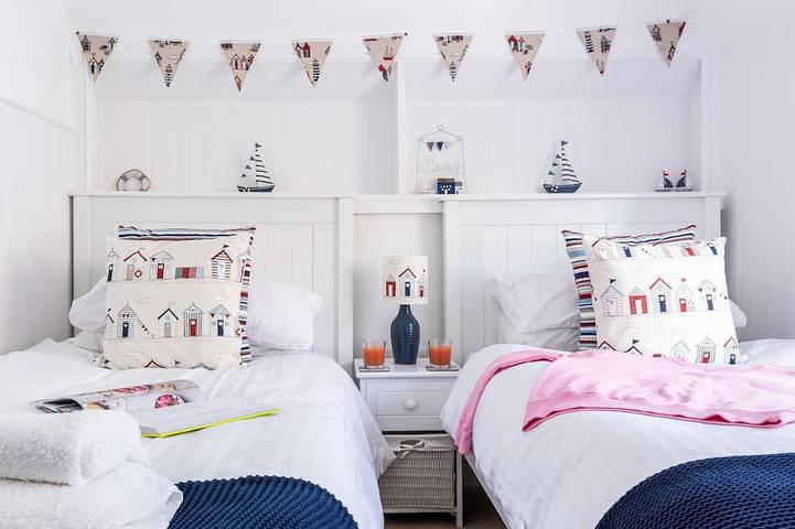 Plane Sailing sleeps 4 in 2 bedrooms and is in the heart of St Ives, very close to beaches has an allocated parking space in St. Ives, Cornwall