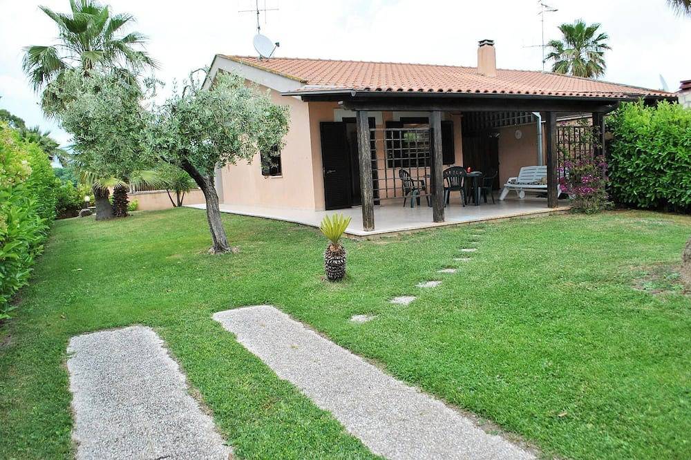 Charming house in Fondi with covered patio in Fondi, Agro Pontino