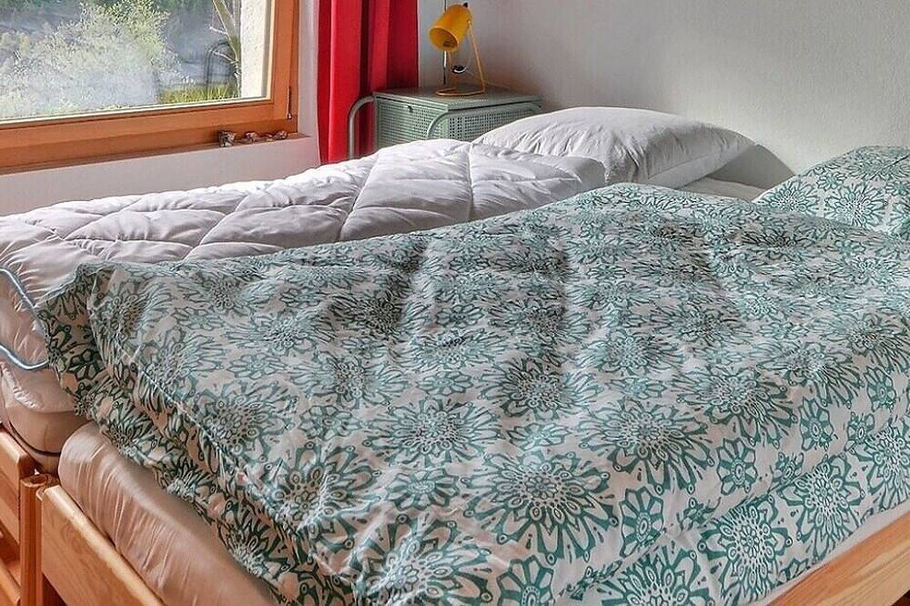 Very comfortable chalet on 3 levels for 8 people, living room with fireplace, kitchen area with dish in Grimentz, Anniviers