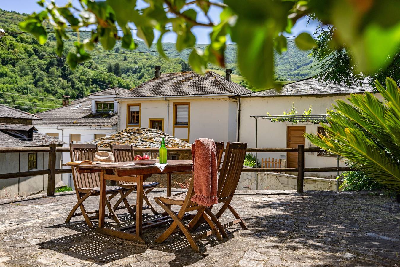 Ganze Wohnung, Ferienwohnung 'Apartamento Narcea 1' mit Bergblick, privater Terrasse und Wi-Fi in Cangas del Narcea, Cordillera Cantábrica