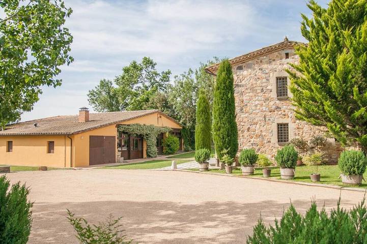 10 Habitaciones|33personas|Pista de Tennis, Campo de Fútbol, BBQ|45min de Bcn in Sils, Provincia de Gerona