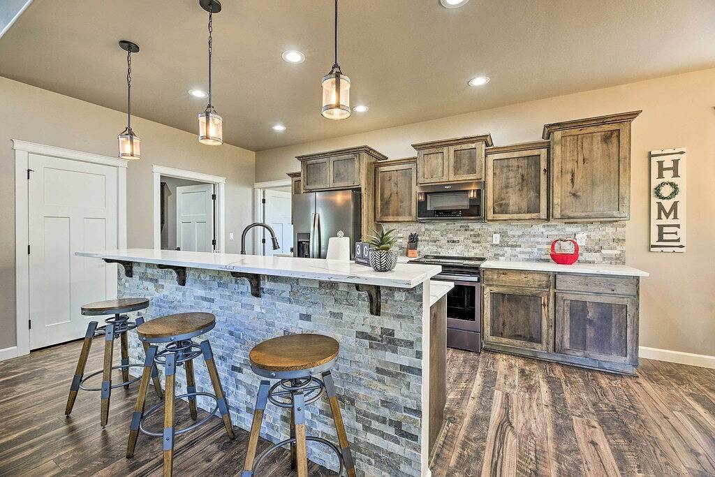 Hot Tub & Ponderosa Views! Luxe Cabin in Lakeside in Navajo County