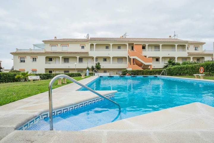 Apartamento de vacaciones para 5 personas, con vistas además de piscina y jardín - 1