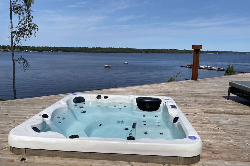 Ferienhaus am See, inklusive Fischerboot, 20 m vom Privatstrand entfernt, Sonnenuntergänge. in Bolmen
