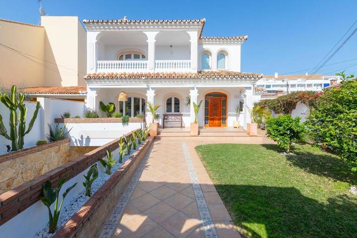 Villa for 8 people, with Balcony and Hot tub as well as Terrace and Garden in Torremolinos