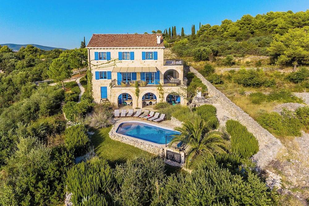 Villa with pool, no neighbours, walking distance to center, fantastic see view in Trogir, Ciovo