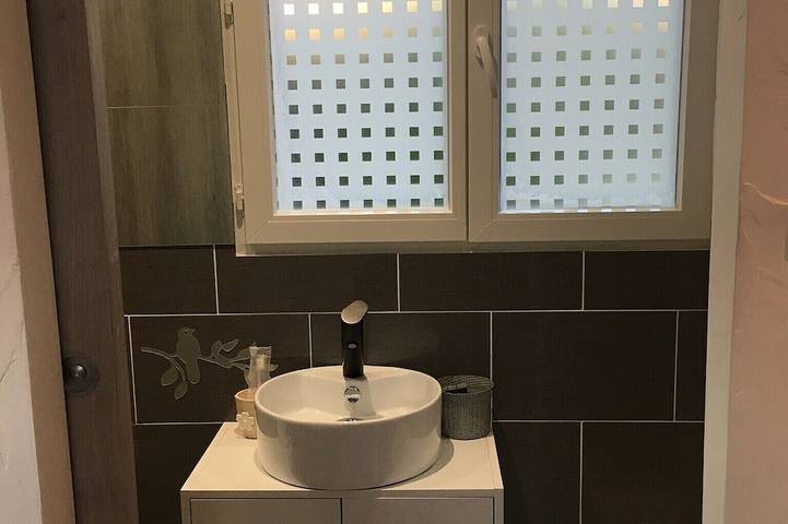 Location de vacances pour 2 personnes, avec Jacuzzi et Terrasse ainsi que Jardin et Piscine à Valbonne - 3