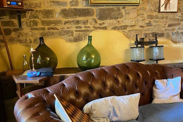 Large historic stone house in the appenine hills. Peacefully embedded in nature in Valmozzola, Appennino Parmense