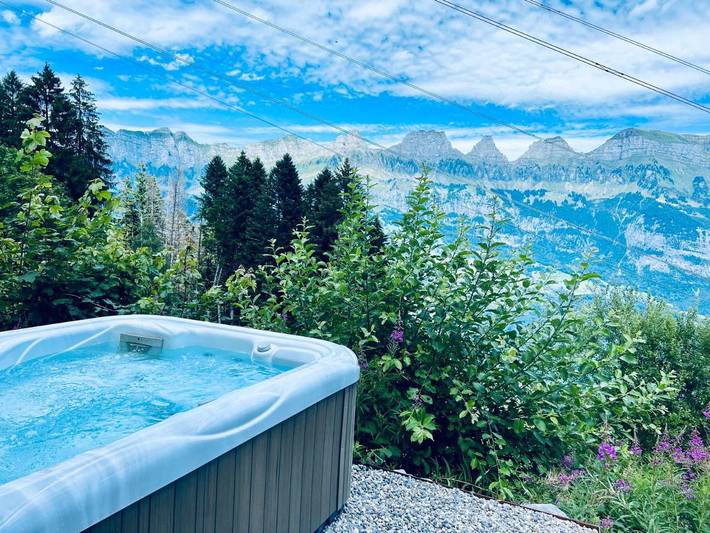 Ferienhaus für 4 Personen, mit Whirlpool und Terrasse sowie Garten und Ausblick in Quarten
