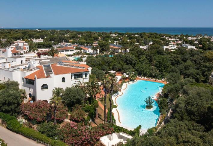 Hôtel pour 2 personnes, avec Terrasse ainsi que Jardin et Piscine à Rosa Marina