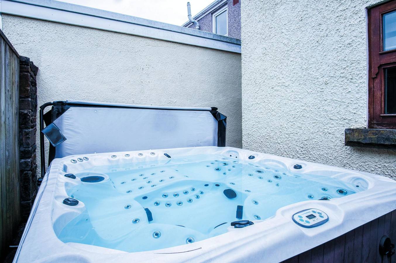 Oak Lodge - Hot Tub - Pen Y Cae Inn in Brecon Beacons