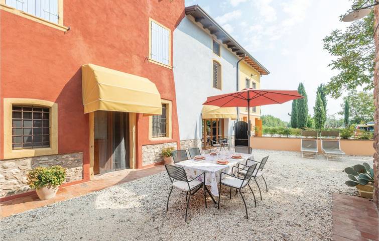 Gemütliches 2km Monzambano Apartment mit Parkplatz & WiFi in Monzambano, Mantua Provinz