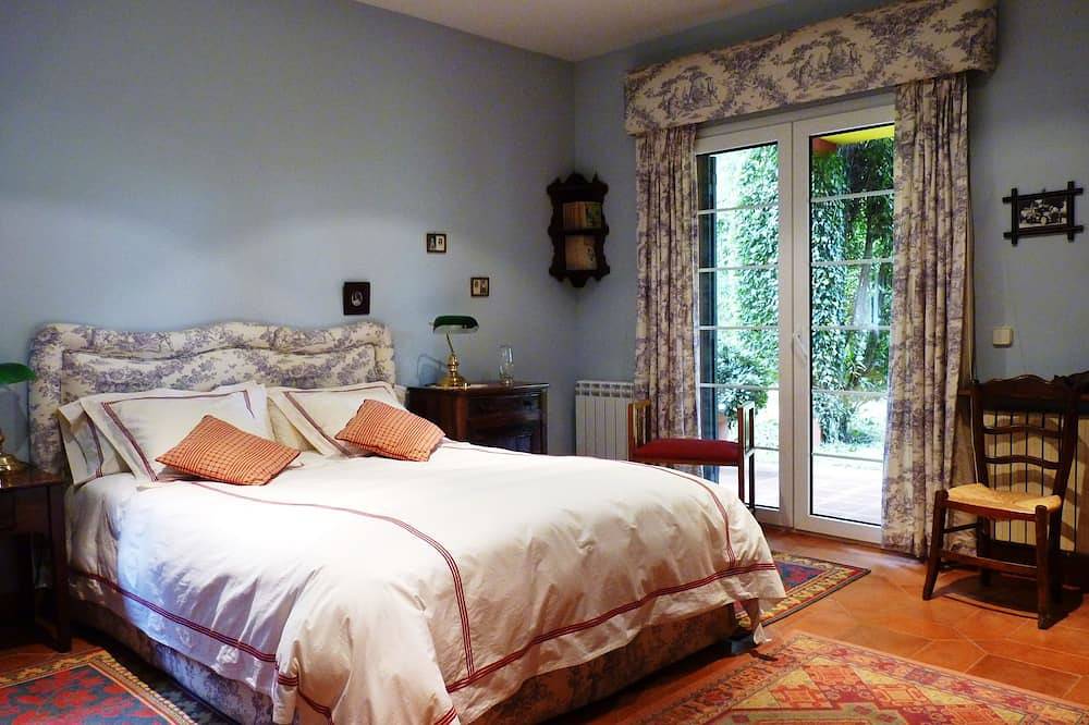 Chalet en urbanización de lujo con tenis y piscina en precioso bosque in Las Navas del Marqués, Provincia de Ávila