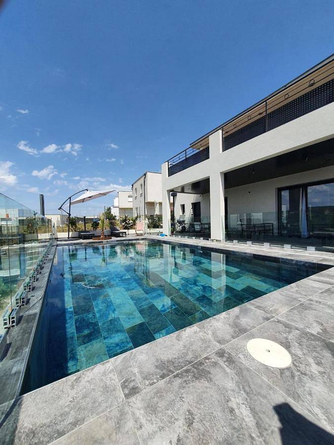 Villa für 8 Personen, mit Ausblick und Pool sowie Garten - 1