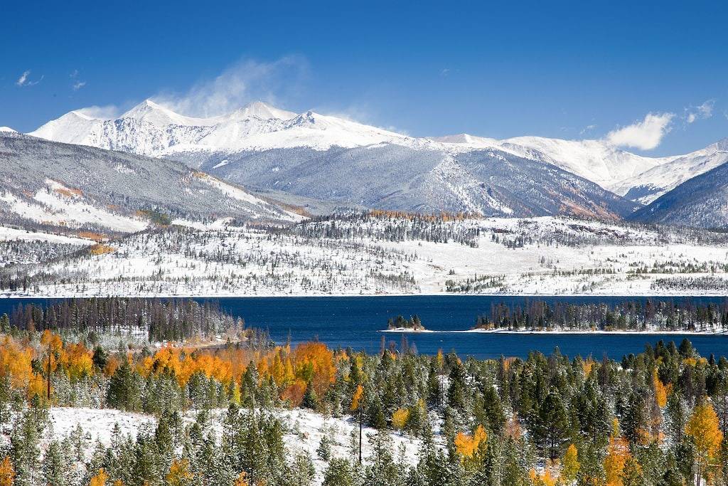 Ganze Wohnung, Spacious Condo on Blue River w/Shared Hot Tub, Water-View Balcony - Near Skiing in Silverthorne, Arapaho and Roosevelt National Forests