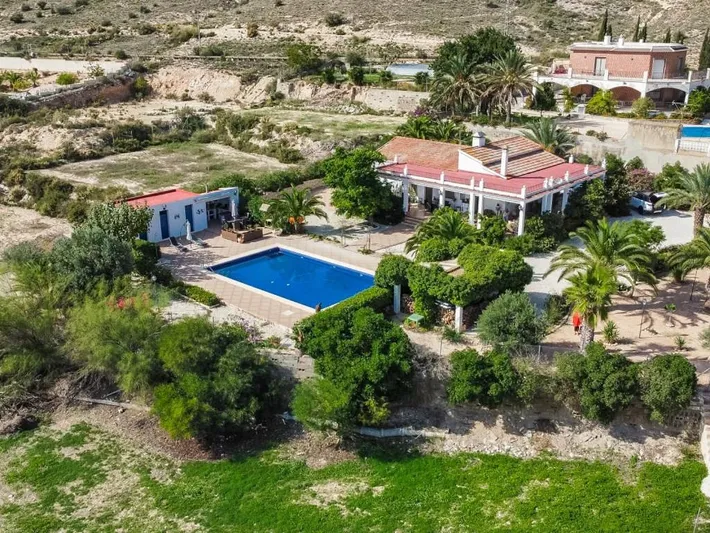 Villa pour 8 personnes, avec piscine ainsi que jardin et vue - 1