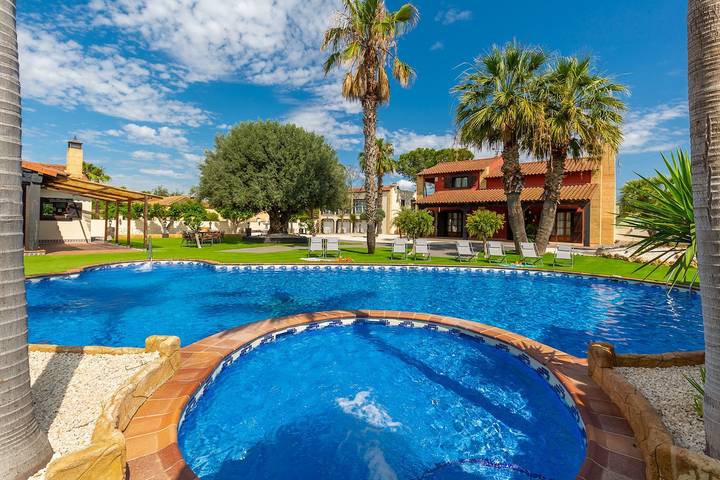 Casa de vacaciones para 16 personas, con Terraza y Jardín en Catral