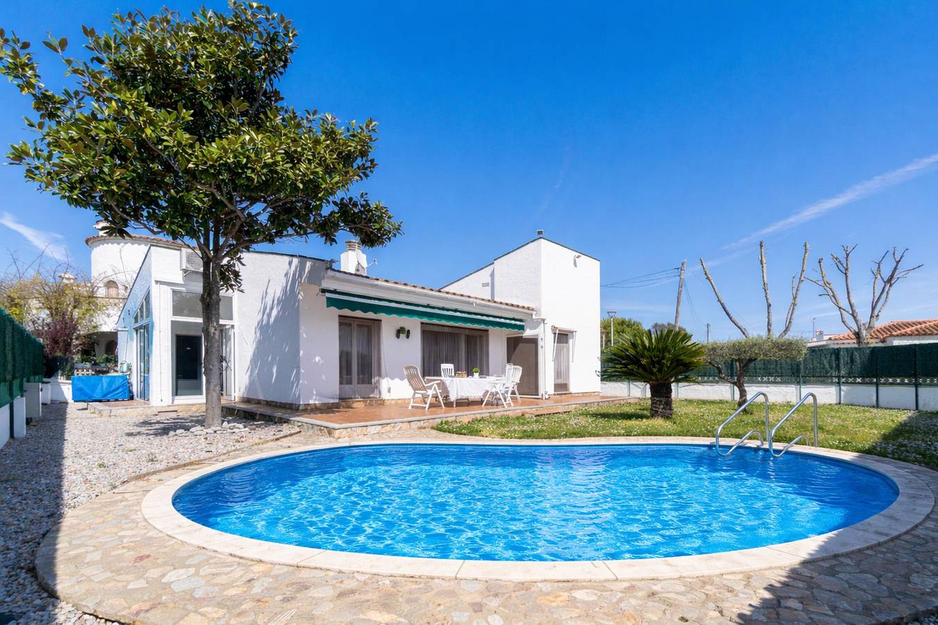 Casa Olot 68 - A/A, Wifi, jardín, piscina privada, zona tranquila. in San Pedro Pescador, Alt Empordà