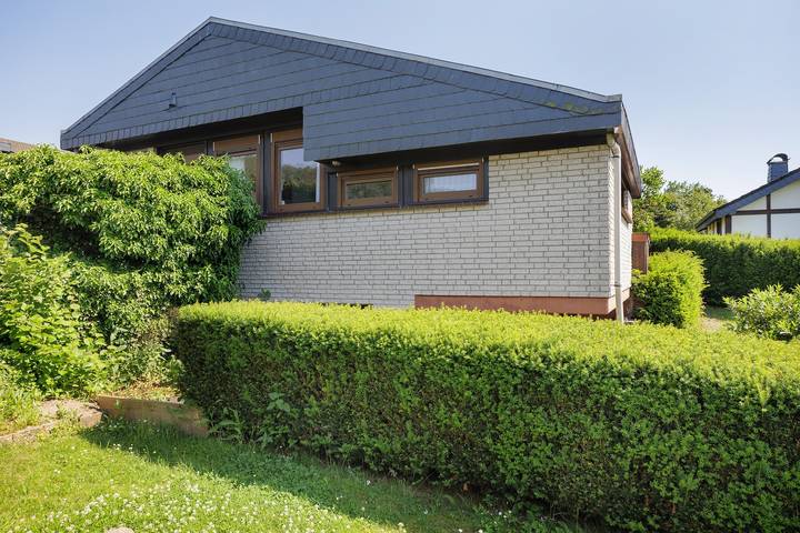 Ferienhaus für 5 Personen, mit Balkon und Garten sowie Seeblick in Meschede