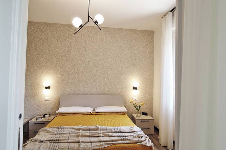 Ganze Wohnung, Ferienwohnung mit Privatstrand und Seeblick, elegant, ganz neu, am Seeufer in Bardolino, Gardasee-Berge