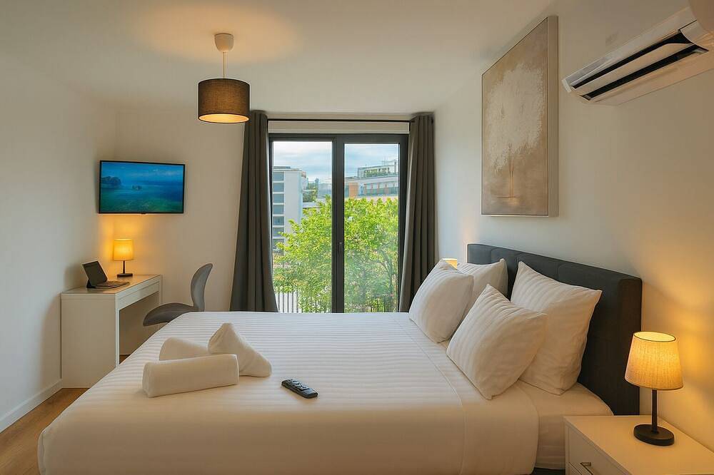 9-Bed Villa: Wifi, Ac, Cathedral Lounge, Terrace, Garden, Parking & Near Pool/Pk in Antony, Altos del Sena