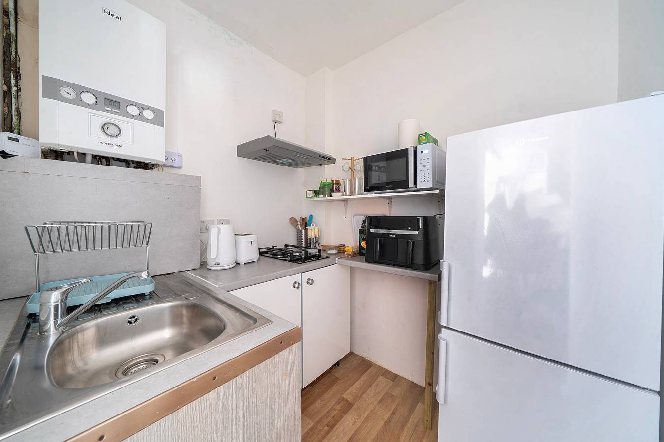 Near Airport - Pets - Parking - Wifi - Sleeps 2 in Hounslow, Londra