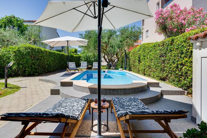 Ferienhaus für 8 Personen, mit Balkon/Terrasse und Meerblick sowie Garten und Pool in Bibinje - 2