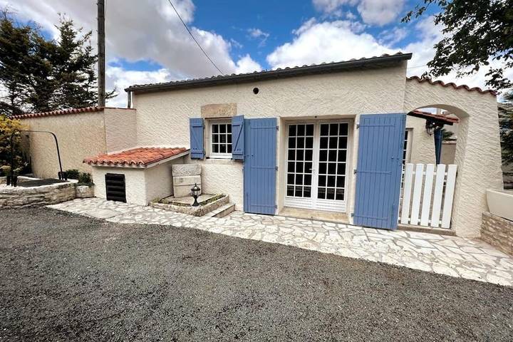 Gîte pour 8 personnes, avec jardin et vue, animaux acceptés à Authon-Ébéon