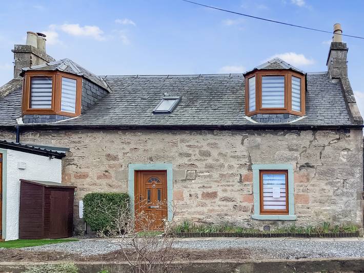 Log cabin for 6 people, with garden in Nairn