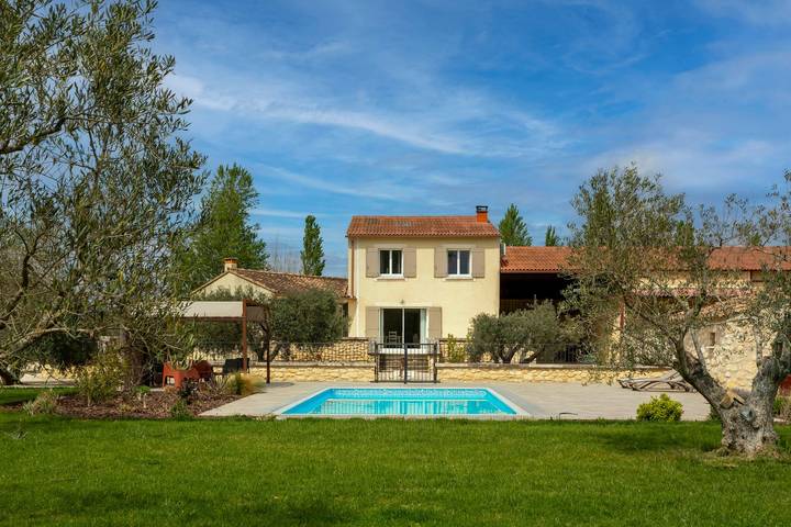 Ferienhaus für 6 Personen, mit Terrasse und Garten sowie Pool