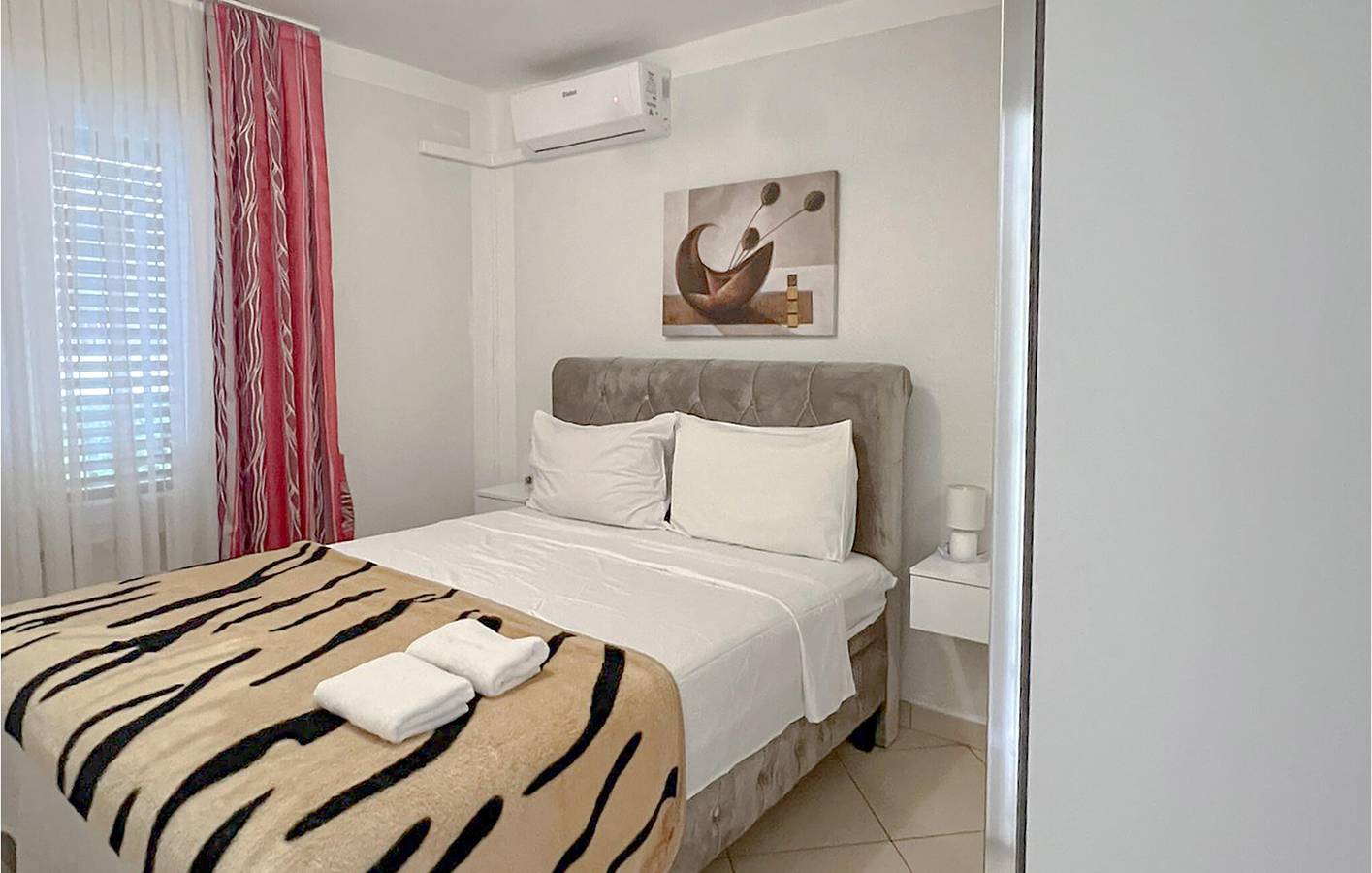 Entire holiday apartment, Seaside Retreat: Cozy 1-BR Apartment with Wi-Fi, Terrace & Parking in Grljevac (Podstrana), Podstrana