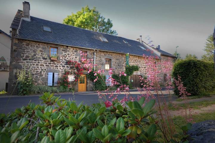 Location de vacances pour 9 personnes, avec Terrasse ainsi que Jardin et Vue à Ceyssat