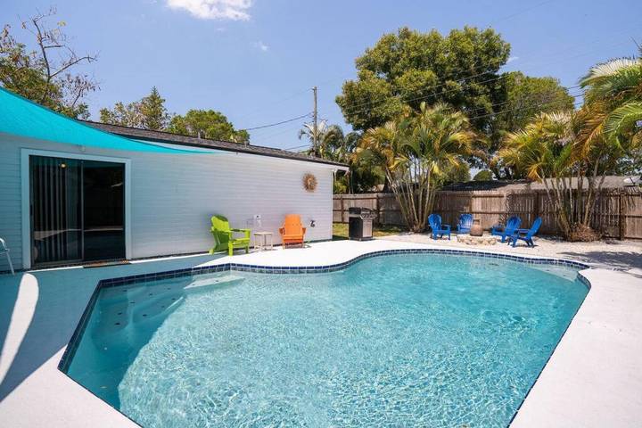 Vacation rental for 8 people, with yard and balcony, kid friendly in Pinellas County