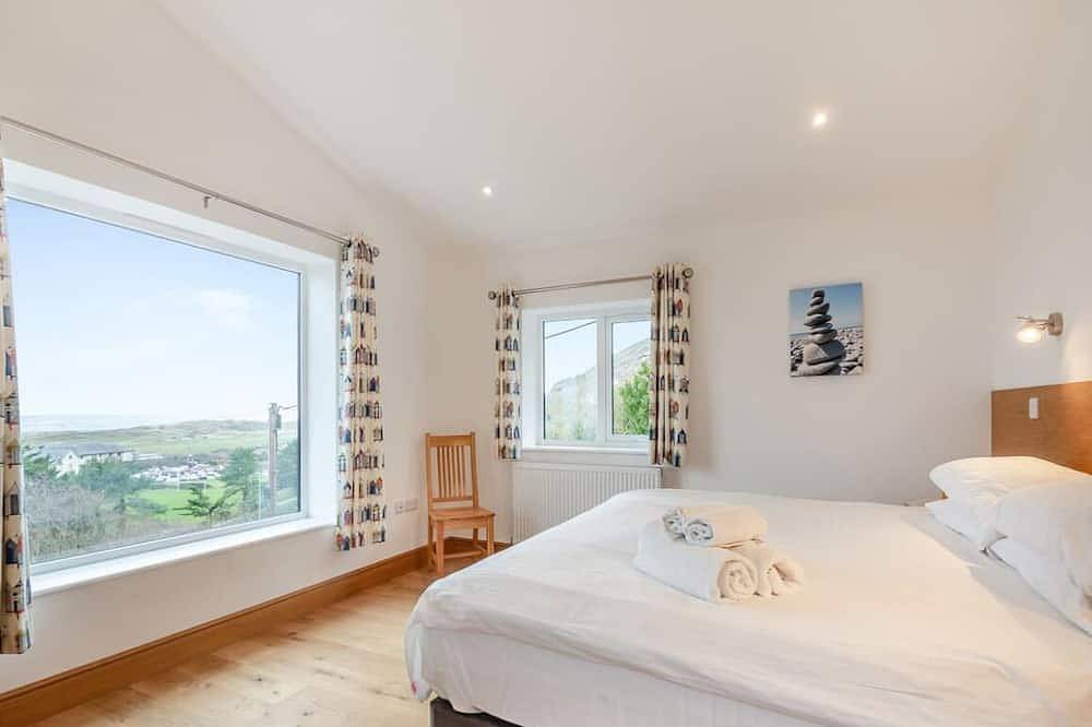 Spectacular Coastal House with Views Across Aberdovey Estuary in Aberdovey, Snowdonia