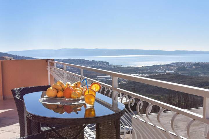 Villa for 12 personer, med Balkong og Terrasse i tillegg til Badebasseng i Split-Dalmatia