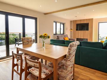 Chalet for 4 People in Mid-Wales, Powys, Photo 2