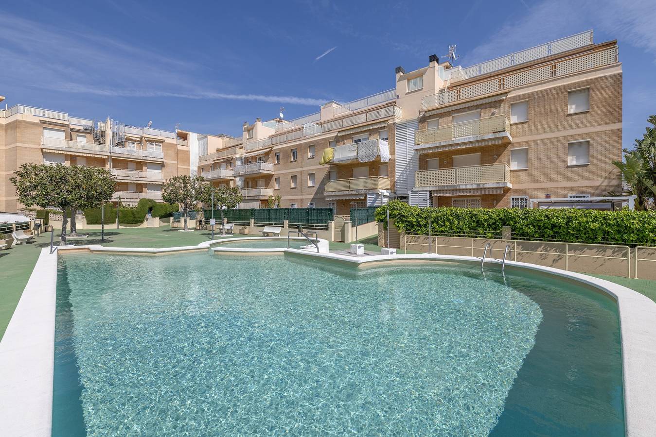 Geheel appartement, Appartement 'Las Conchas' met zeezicht, wifi en airconditioning in Cunit, Costa Dorada