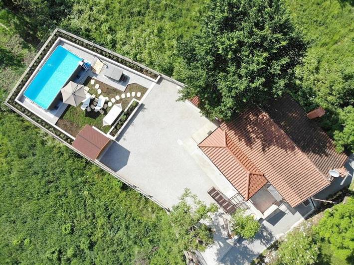 Ferienhaus für 4 Personen, mit Pool und Whirlpool sowie Garten
