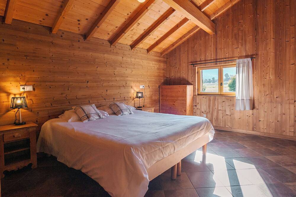 Grand Gite confortable pour  anniversaire ou détente avec Spa, sauna et jardin in La Compôte, Région de Chambéry